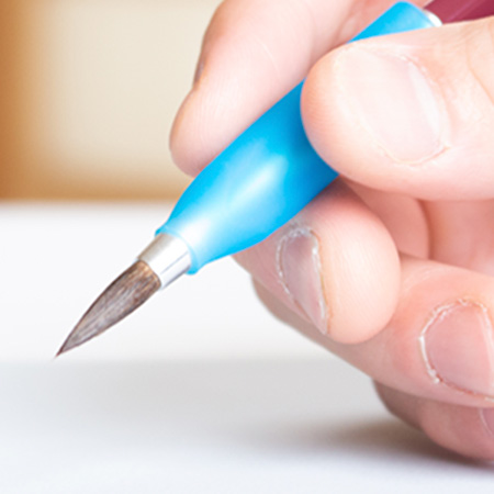 毛筆の感覚を鉛筆で書く事が目的なので、鉛筆と同じように筆ぴつを持つ事がポイントです！